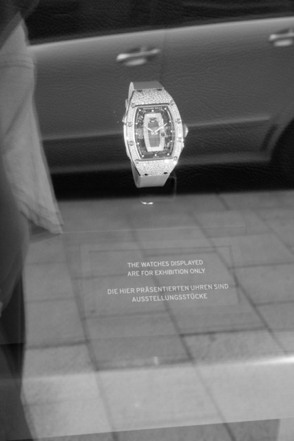 Uhr im Schaufenster, schwarz-weiß